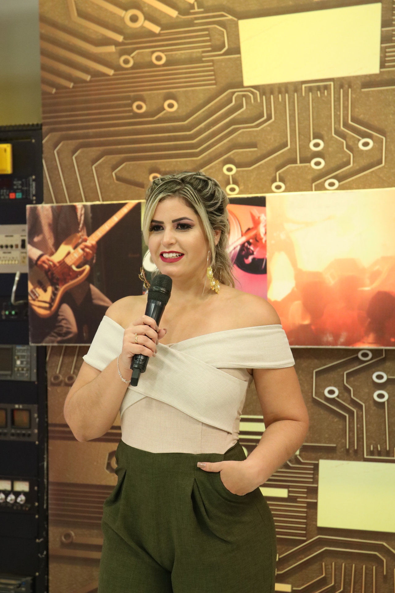 Jack Lima com microfone